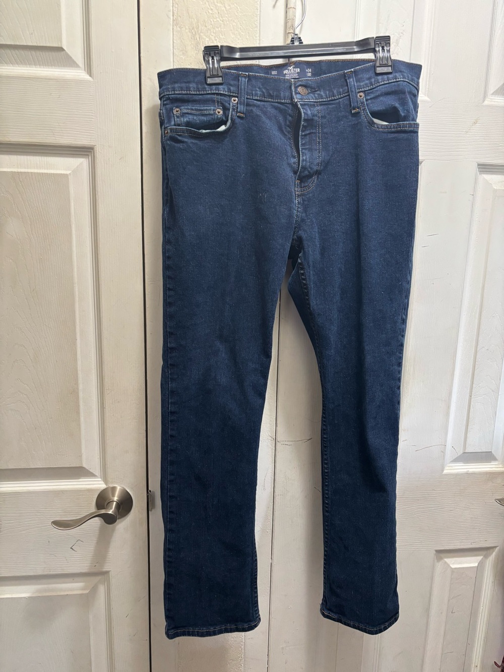 Hollister men Straight Leg Jeans in Dark Blue Wash